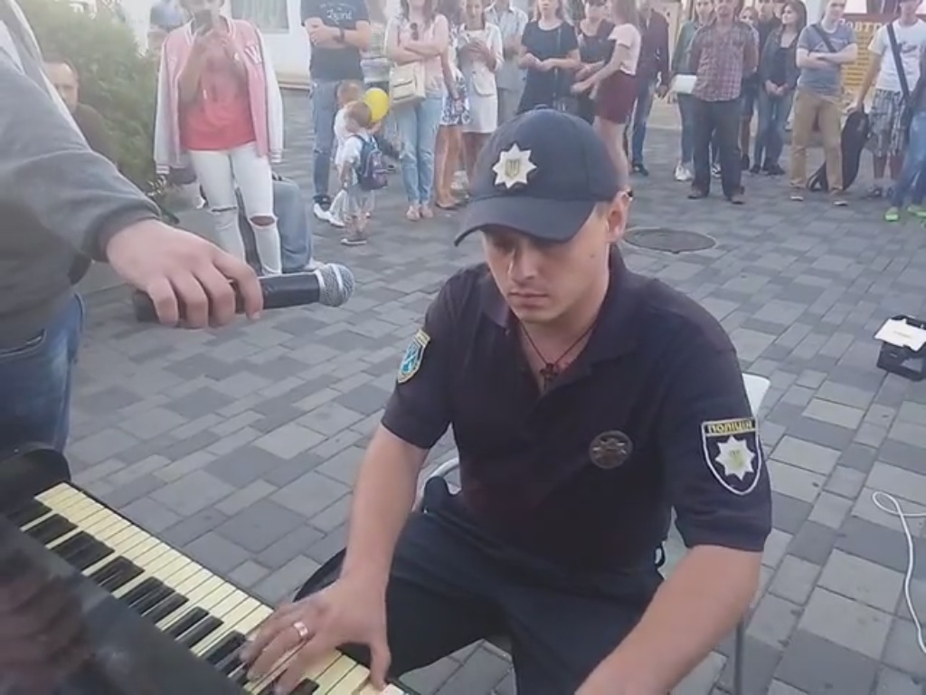 Новость - События - Днепровский патрульный покорил соцсети, спев на Набережной