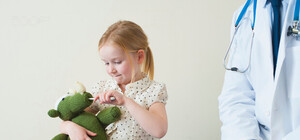 Шок для родителей: в детской больнице по постели бегают тараканы