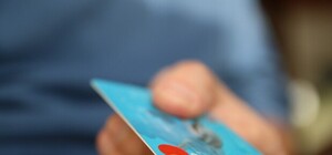 Готовься платить: за какие услуги с карточками банки будут брать деньги