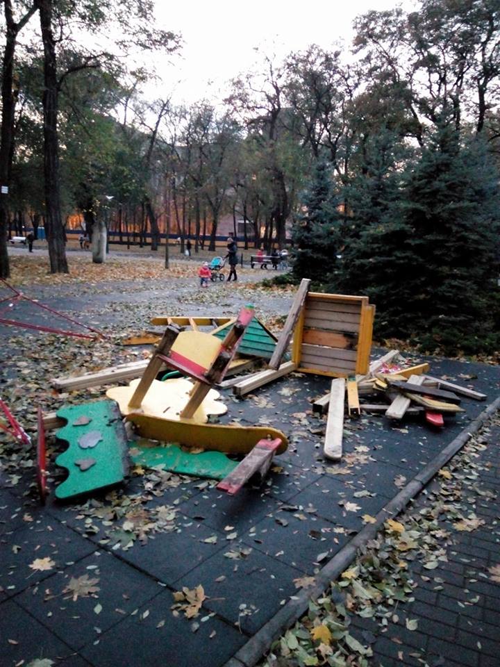 Новость - События - В центре вандалы разрушили детскую площадку