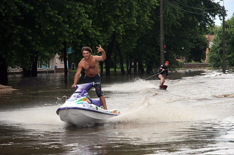 Новость - События - Дождь превратил улицы Днепра в реки