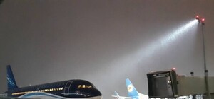 Чекаємо погоди: у львівському аеропорту польоти затримують, пасажири ночують в терміналі