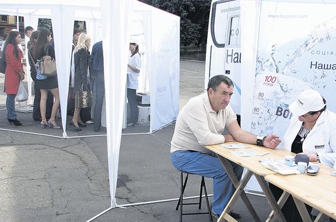 На площади Ленина врачи исследовали животы. Фото с сайта segodnya.ua
