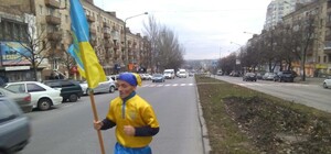 Патриот или фрик: запорожец бегал с национальным флагом посреди городской дороги