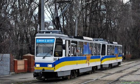 Новость - Досуг и еда - Смотри: в днепровском трамвае пассажиры спели Червону руту