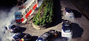 Неловко вышло: трамвай сошел с рельс и врезался в элитный внедорожник