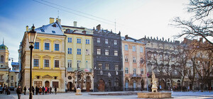 У центрі Львова: на площі Ринок на хлопця напав чоловік з ножем та сокирою