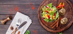 Морковный кекс и свекольные котлеты: чем угощают рестораны и вегетарианские заведения Харькова в пост