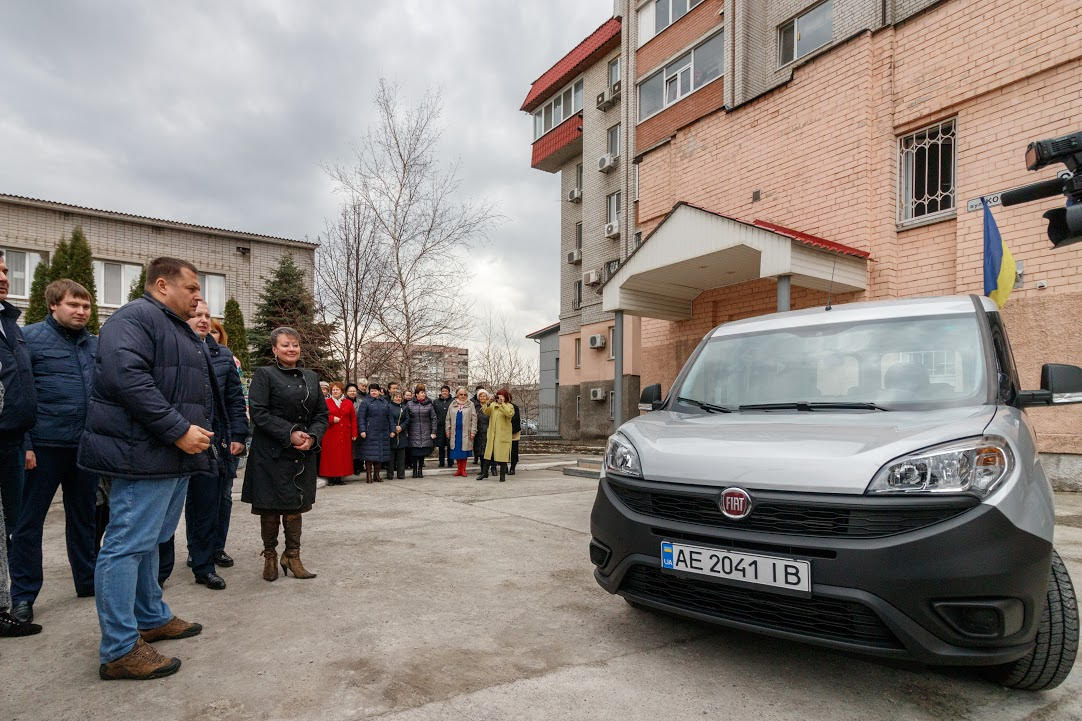 Новость - События - Подарки от мэра: Филатов передал центру социальной помощи новую машину
