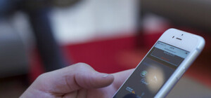 Удобства: на Дерибасовской появилась скамейка с зарядкой для телефона