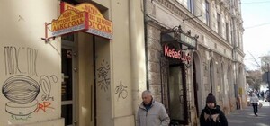 Шкідлива реклама: у Львові знімають всі вуличні вивіски зі словом 