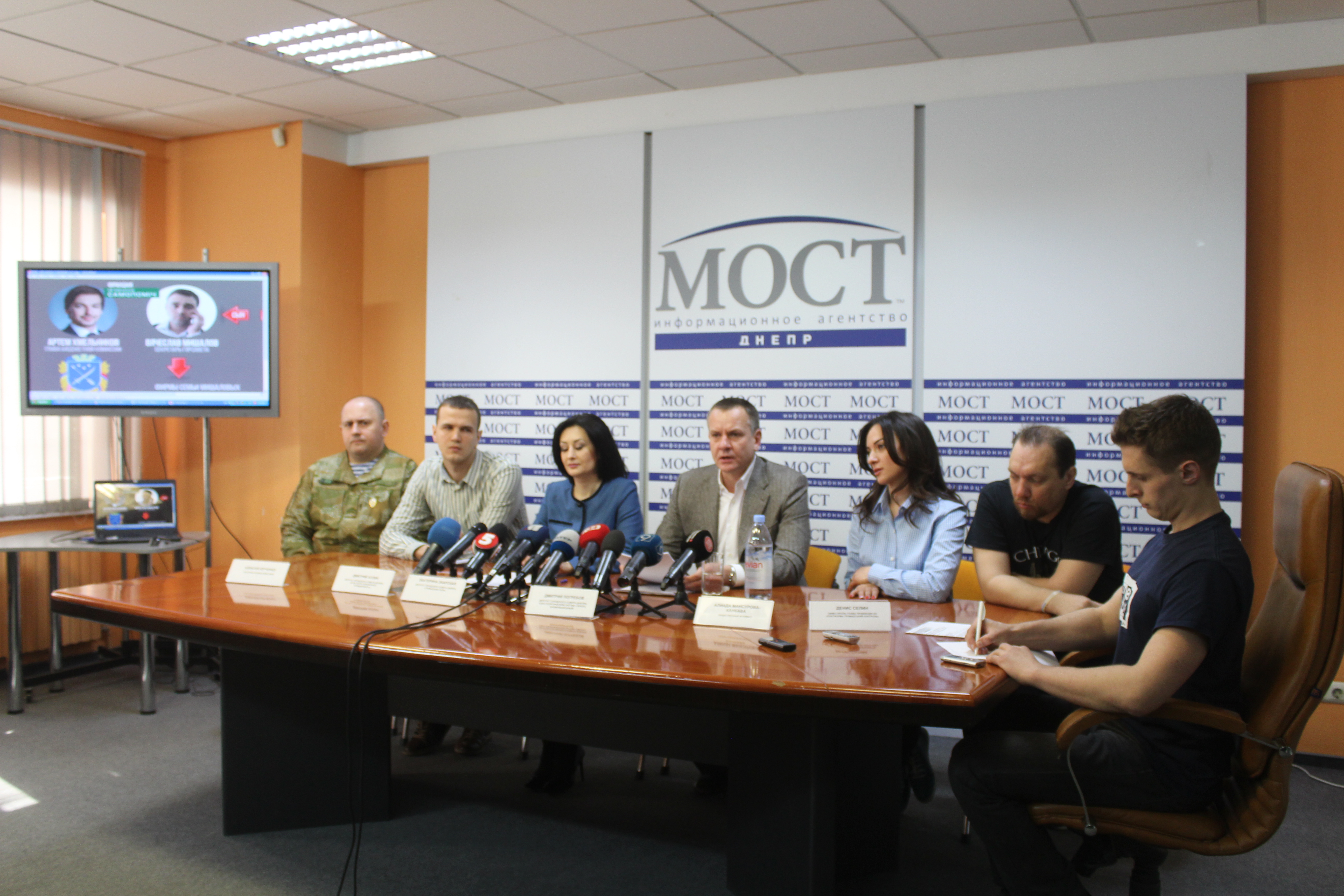 Новость - События - Активисты и депутаты требуют  от Филатова уволить проворовавшихся секретаря горсовета и главу бюджетной комиссии