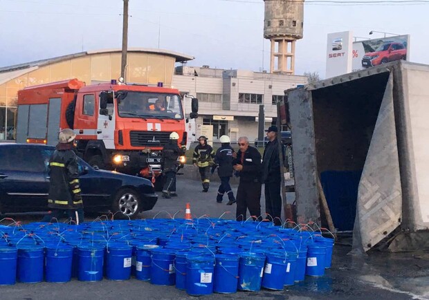 Новость - События - В Днепре перевернулся грузовик с химикатами: стали известны подробности аварии