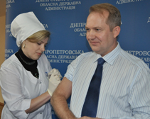 Сергей Рыженко не боится уколов. Фото с сайта new-most.info.