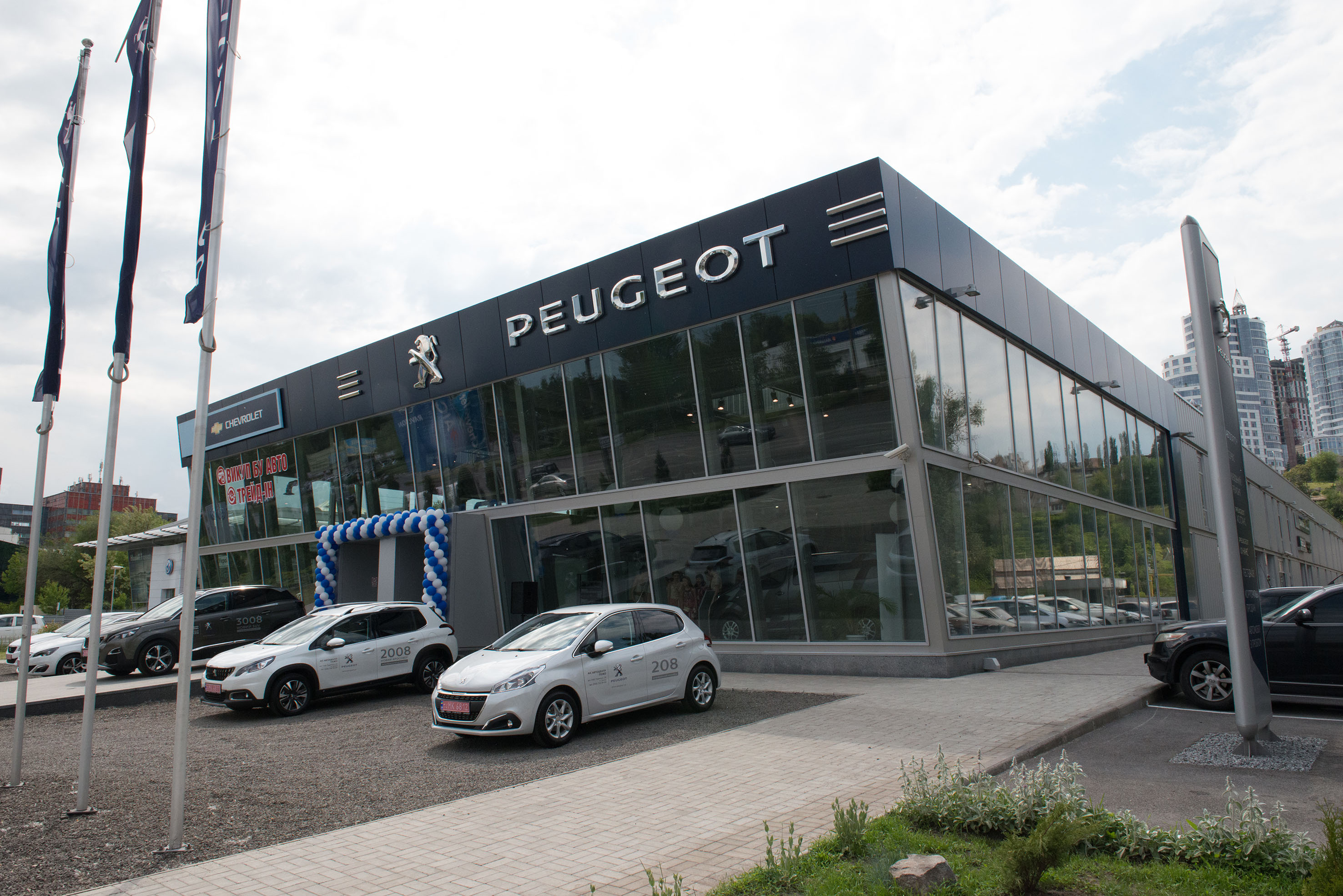 Новость - События - Группа компаний АИС открыла в Днепре концептуальный автоцентр Peugeot