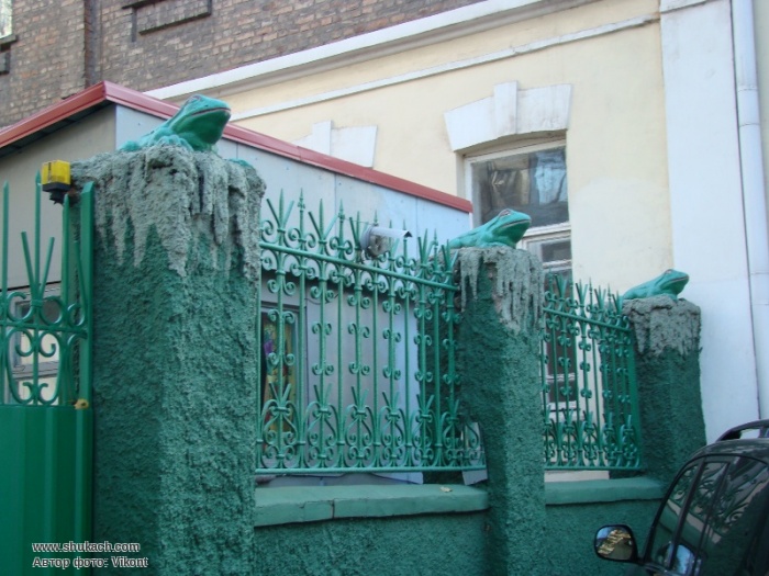 Дом с лягушками на Писаржевского. Фото: Шукач.