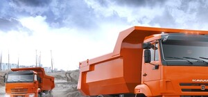 Плохо закрепили: в Запорожье КамАЗ на ходу потерял свой груз