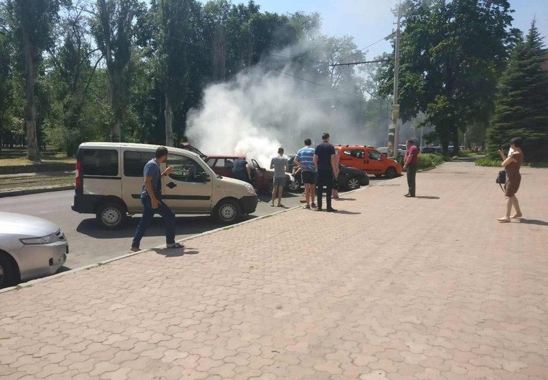 Новость - События - Жаркая поездка: в Днепре на ходу загорелся автомобиль