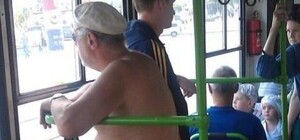 Получи ответ: можно ли мужчинам ходить по улице и ездить в транспорте с голым торсом?