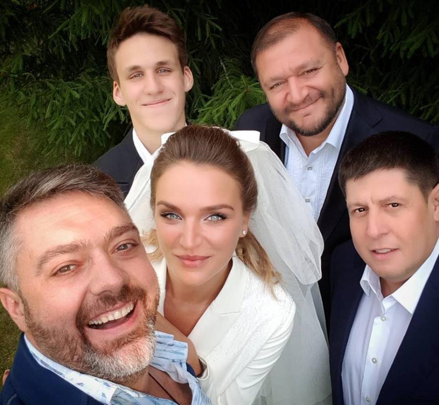 Новость - Люди города - По-современному: дочь Добкина выходила замуж в белом костюме и кроссовках