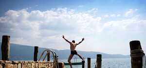 Получи ответ: как оказать первую помощь при неудачном прыжке в воду