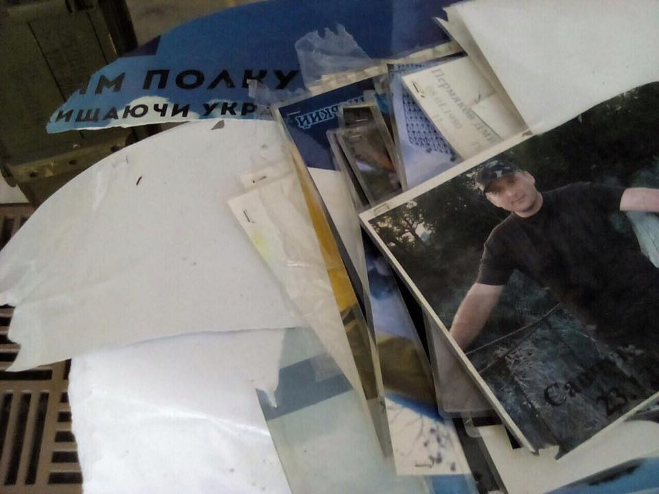 Новость - События - Ни стыда, ни совести: в Днепре вандалы разорвали фотографии с Аллеи Героев