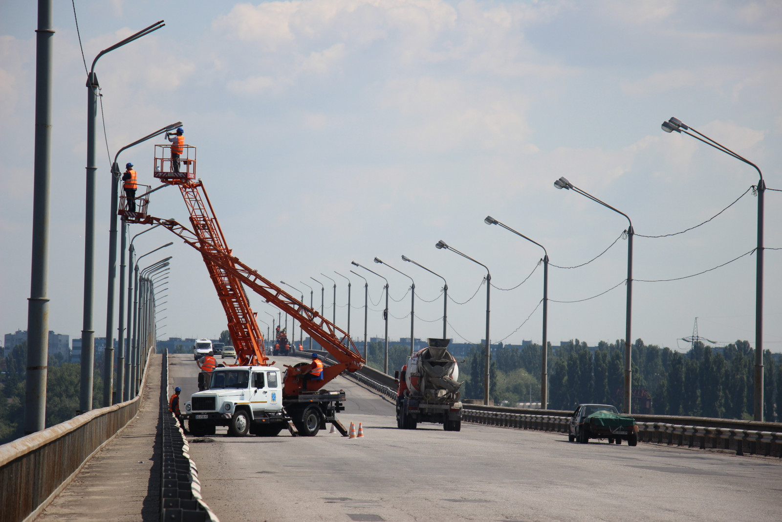 Новость - События - Кипит работа: на Южном мосту в Днепре устанавливают новое освещение