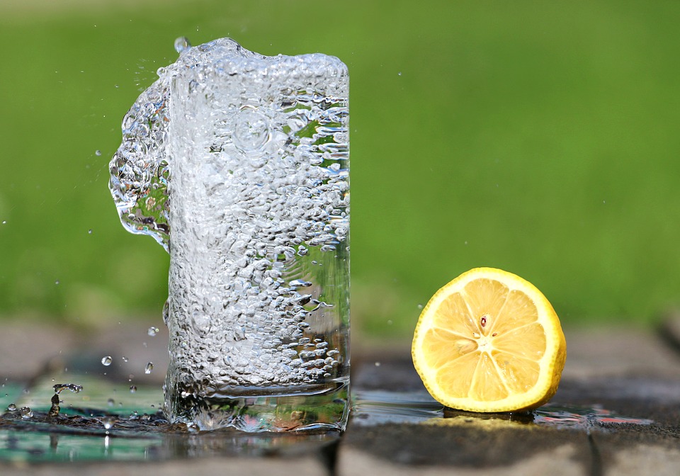 Новость - События - Жаркая погодка: в центре Днепра раздают питьевую воду
