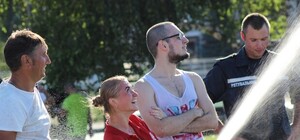 Охладили город: в Днепре спасатели обливали горожан водой