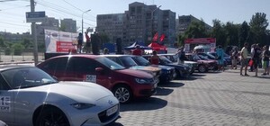 Оставили следы: Фестивальный причал покрыт черными полосами после автомобильных соревнований