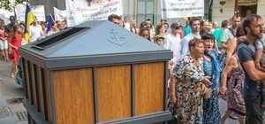 В центре Одессы украшают мусорные баки