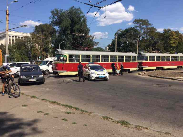 Новость - События - Минус один: на проспекте Поля трамвай протаранил полицейский Приус