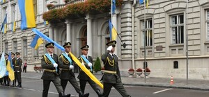 Як святкуємо: у центрі Львова замайорів синьо-жовтий стяг