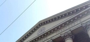 С грохотом: фасад ДИИТа избавили от серпа и молота