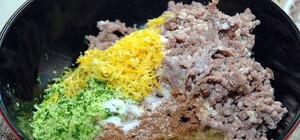 Ешьте, не обляпайтесь: в киевской школе детям на завтрак дали сырые котлеты