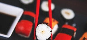 Хватай палочки: где в Киеве заказать доставку суши на дом