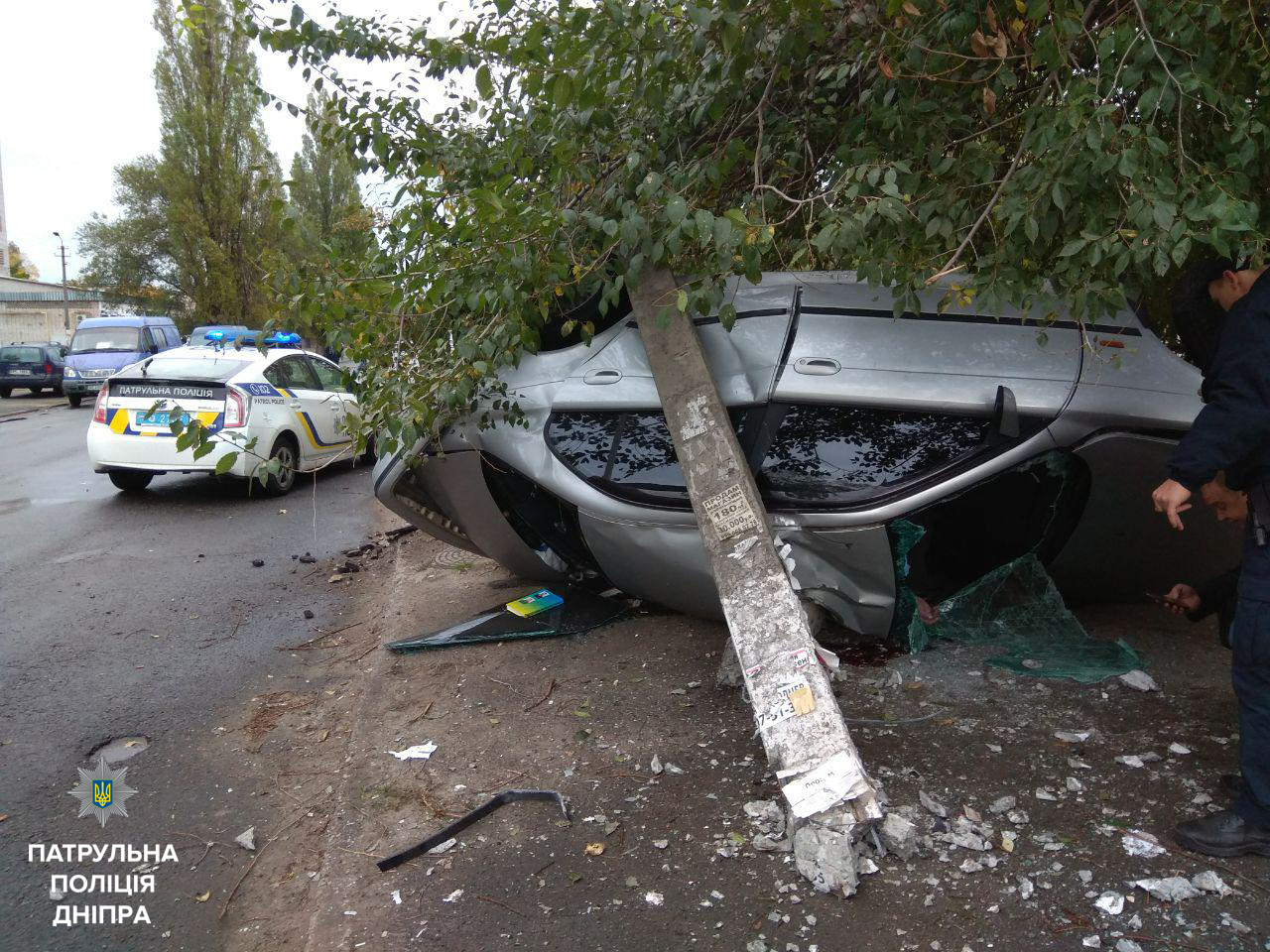 Новость - События - Ужасная авария на Семафорной: машина въехала в столб, есть жертвы