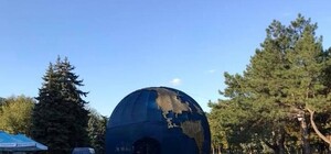 Смотри фото: в Запорожье устанавливают земной шар