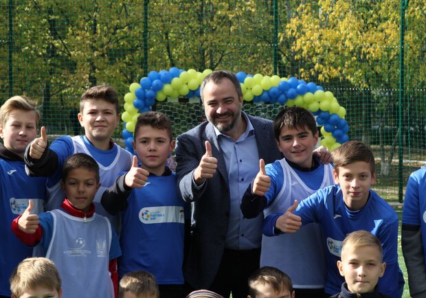 Новость - События - Президент ФФУ Андрей Павелко открыл современные футбольные поля в трех школах Днепра