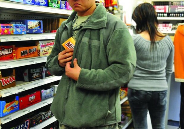 Новость - События - Опасный сладкоежка: в супермаркете на Калиновой мужчина наворовал конфет на 800 гривен