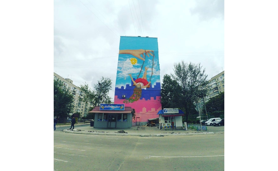 Новость - События - Девочка на качеле: на Левом берегу появился новый мурал