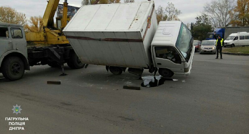 Новость - События - Утренняя авария на Малиновского: перевернулся грузовик с хлебом