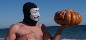 Морская нечисть: одесские моржи устроили хэллоуинский заплыв