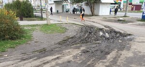 Последствия дрифта: на Южном грузовик раскурочил газон и развел грязь по тротуару