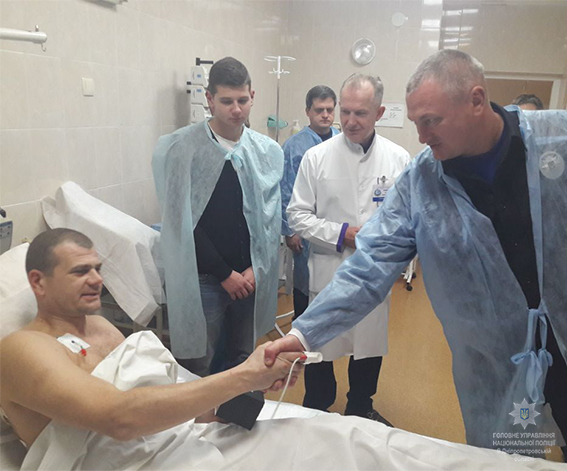 Новость - События - На лечение: раненых от взрыва полицейских Днепра могут перевезти в Киев