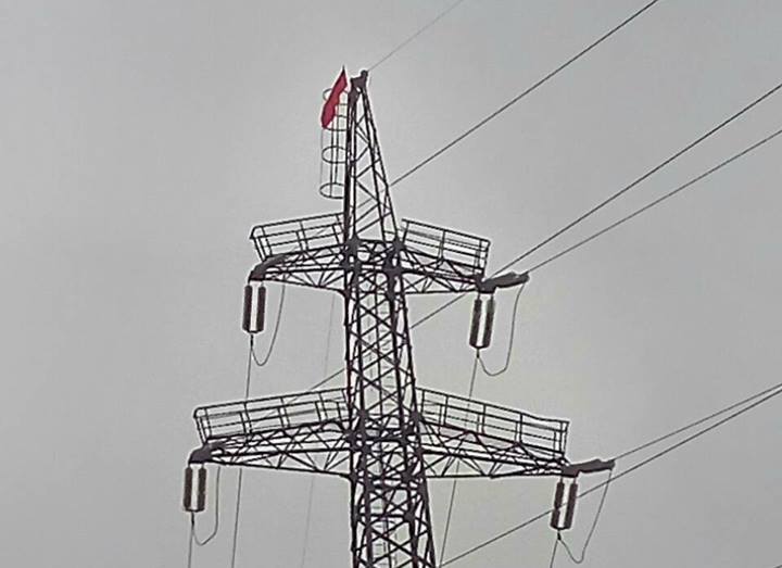 Новость - События - Зрада: на электроопору у Старого моста повесили красное знамя со взрывчаткой