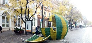 Свято наближається: на Дерибасовской убрали фруктовую декорацию