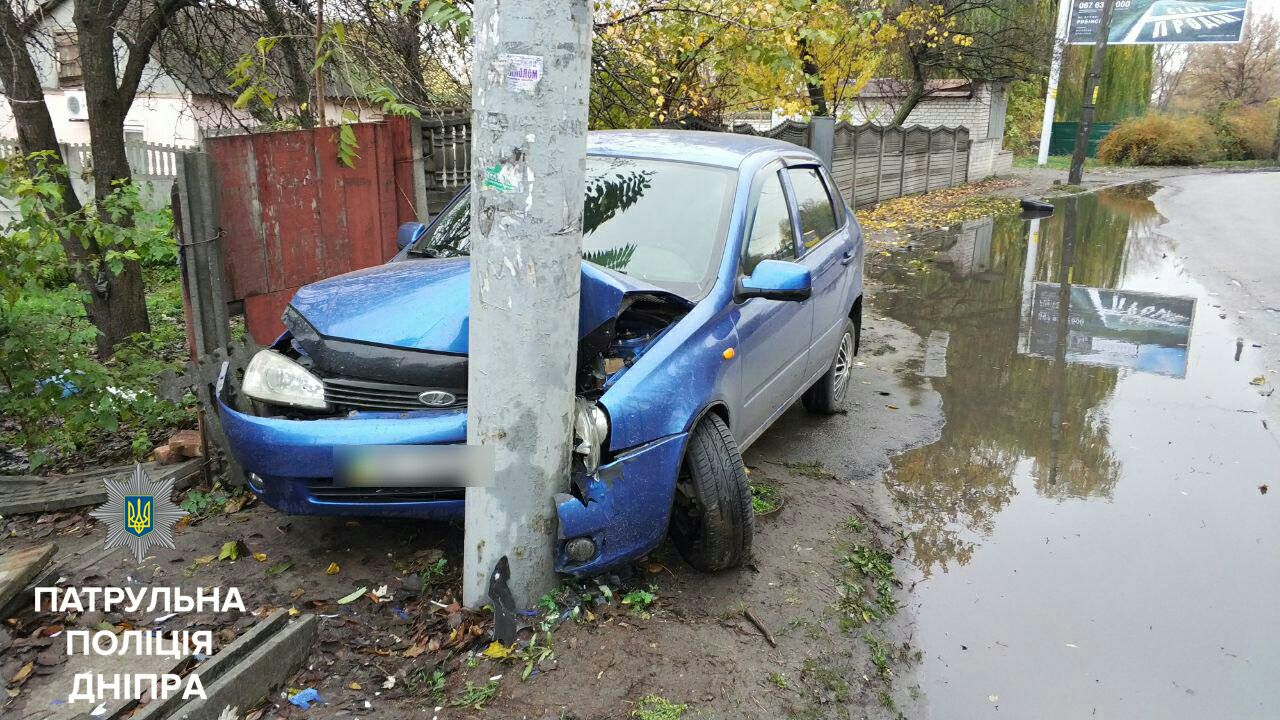 Новость - События - ВАЗ влетел в столб: в аварии на Мануйловском есть пострадавшая