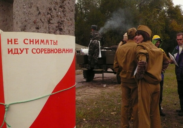 Соревнующиеся надели форму красной армии. Фото автора