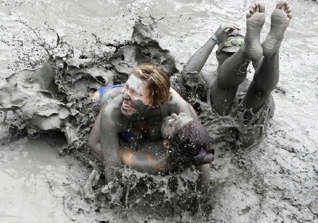 Новость - События - Устроим бой в грязи: жители бульвара Славы утопают в болоте посреди двора